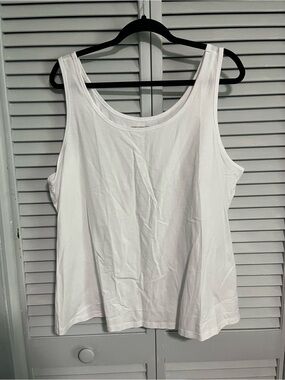 Amazon Essentials Women's White Scoop Neck Tank Top